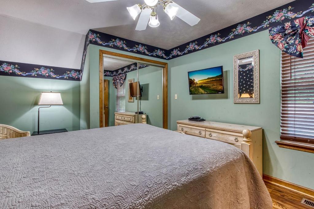 Serenity Heights, Amazing Views, Hot Tub Pool Access, 1089 Free Tickets Each Paid Day, Dollywood Гетлинбург Екстериор снимка