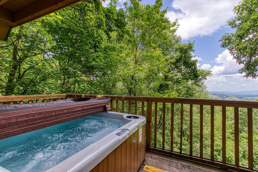 Serenity Heights, Amazing Views, Hot Tub Pool Access, 1089 Free Tickets Each Paid Day, Dollywood Гетлинбург Екстериор снимка