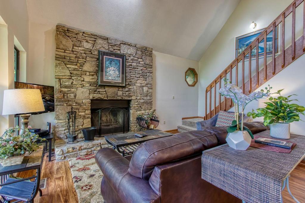 Serenity Heights, Amazing Views, Hot Tub Pool Access, 1089 Free Tickets Each Paid Day, Dollywood Гетлинбург Екстериор снимка