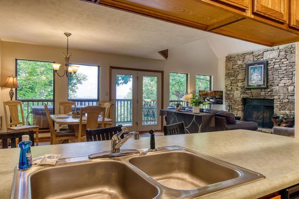 Serenity Heights, Amazing Views, Hot Tub Pool Access, 1089 Free Tickets Each Paid Day, Dollywood Гетлинбург Екстериор снимка